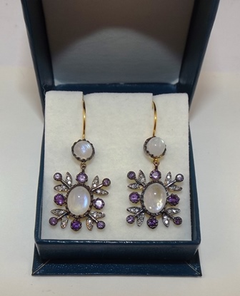 A PAIR OF MOONSTONE & AMETHYST MULTI GEM DROP EARRINGS each having gold coloured metal setting, with - Image 3 of 3