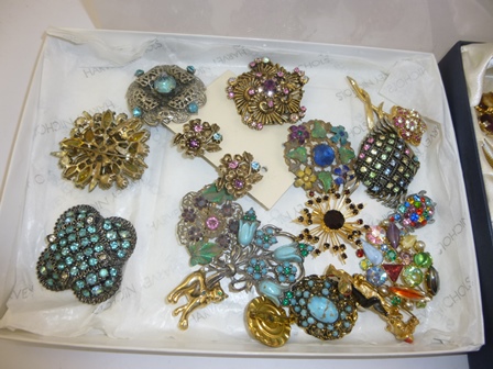 A COLLECTION OF COSTUME JEWELLERY, 21 pieces 1940's/50's to include a signed bracelet, mostly - Image 2 of 4