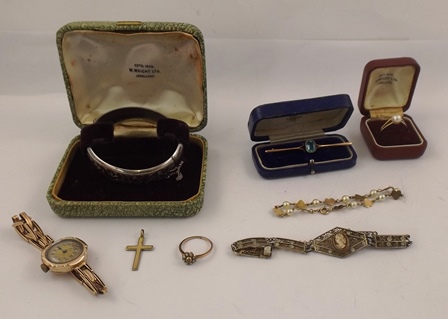A SELECTION OF ITEMS OF GOLD, GOLD COLOURED METAL & SILVER JEWELLERY to include a ring, a cross