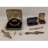 A SELECTION OF ITEMS OF GOLD, GOLD COLOURED METAL & SILVER JEWELLERY to include a ring, a cross