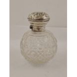 AN EDWARDIAN SILVER MOUNTED CUT GLASS SCENT BOTTLE, 1908, 9.5cm high