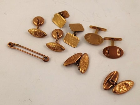 FOUR PAIRS OF 9CT GOLD CUFFLINKS, various designs and a 9CT GOLD TIE PIN, 20g