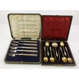 JOHN & WILLIAM DEAKIN A SET OF SIX SILVER APOSTLE TERMINAL COFFEE SPOONS, a SIFTER SPOON and a