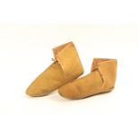 A pair of American Indian plain leather moccasins, late 19th, early 20th century, toggle ties, 25.