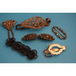 Quantity of assorted brooches, clips etc.