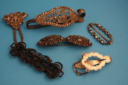 Quantity of assorted brooches, clips etc.