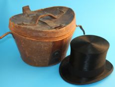 A silk top hat and leather case.20 cm x 16 cm
