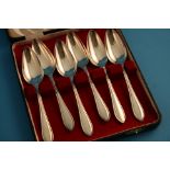 A cased set of six silver handled dessert knives and forks, Sheffield 1916 and a cased set of silver