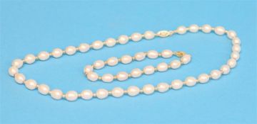 A 9ct gold cultured pearl necklace and bracelet.