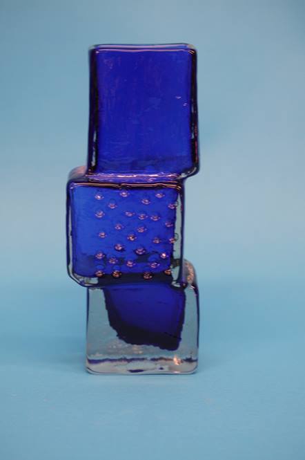 A modern copy of a Drunken Bricklayer blue glass vase.  21.5 cm high - Image 4 of 18