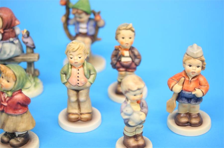 A Collection of sixteen Hummel figures, various. - Image 18 of 30