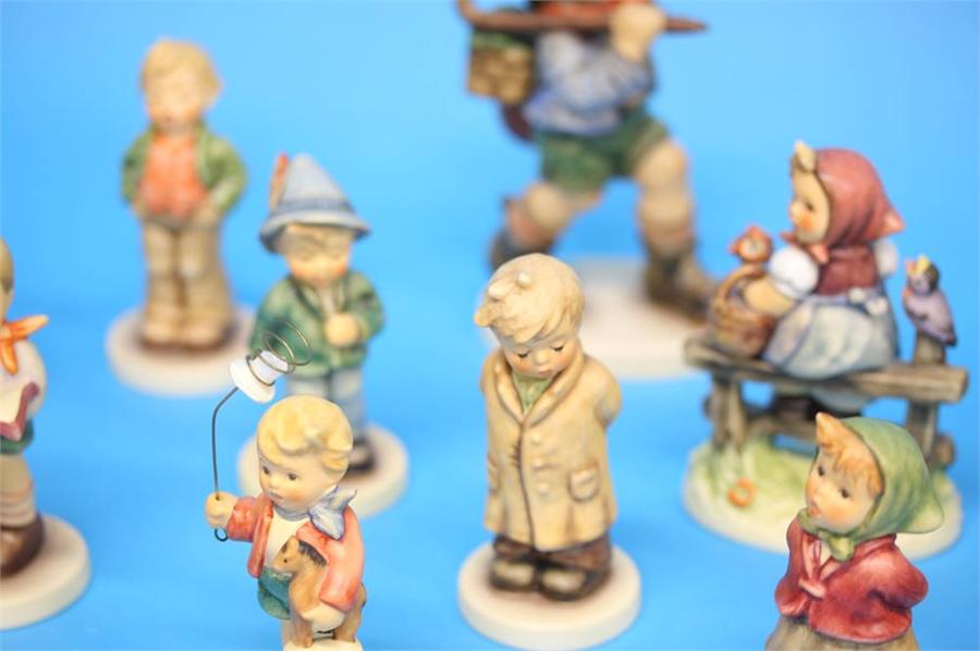 A Collection of sixteen Hummel figures, various. - Image 7 of 30