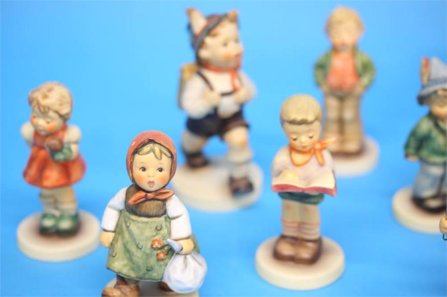 A Collection of sixteen Hummel figures, various. - Image 19 of 30