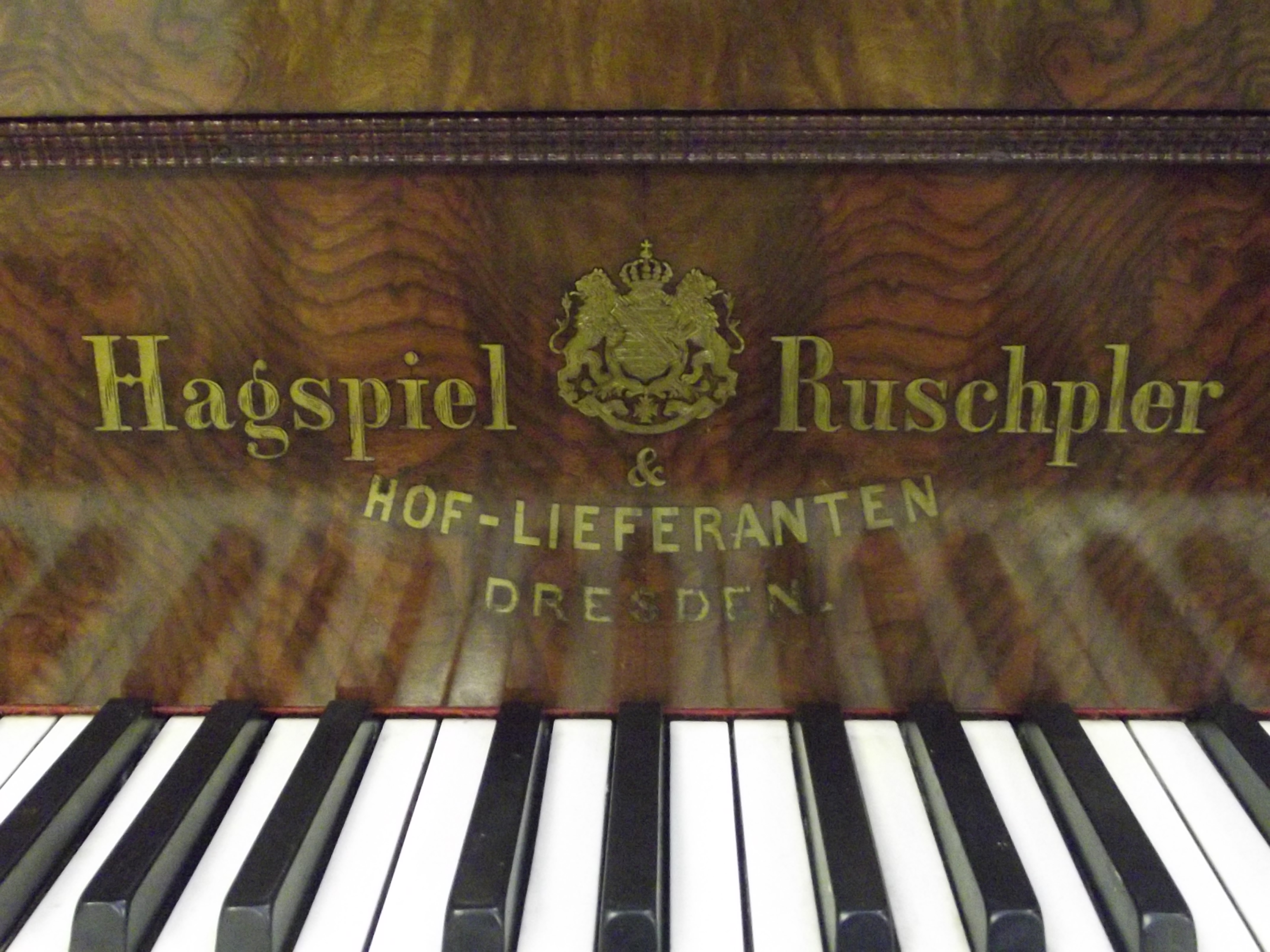 Hagspiel Ruschpler & Hof-Lieferanten Dresden walnut baby grand piano. Length 176 cm, width 137cm - Image 9 of 14