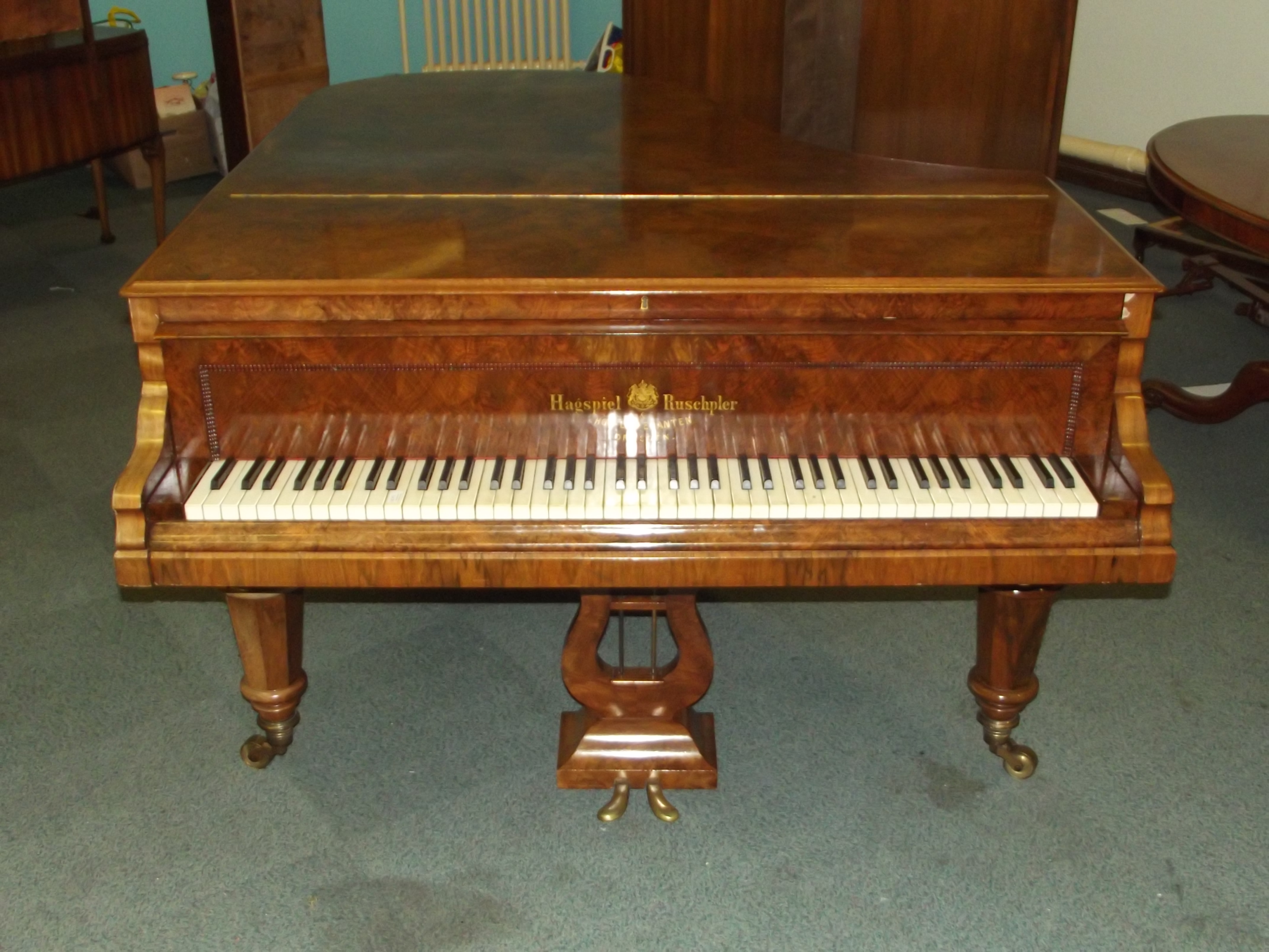 Hagspiel Ruschpler & Hof-Lieferanten Dresden walnut baby grand piano. Length 176 cm, width 137cm