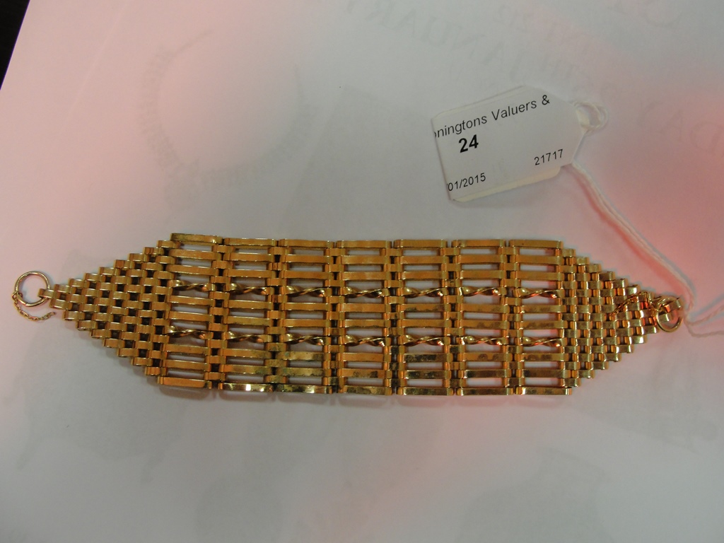 A 9ct 10-bar gate bracelet (no locket)