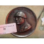 A snuff box depicting Mussolini