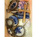 A quantity of Delft jewellery to inc bro