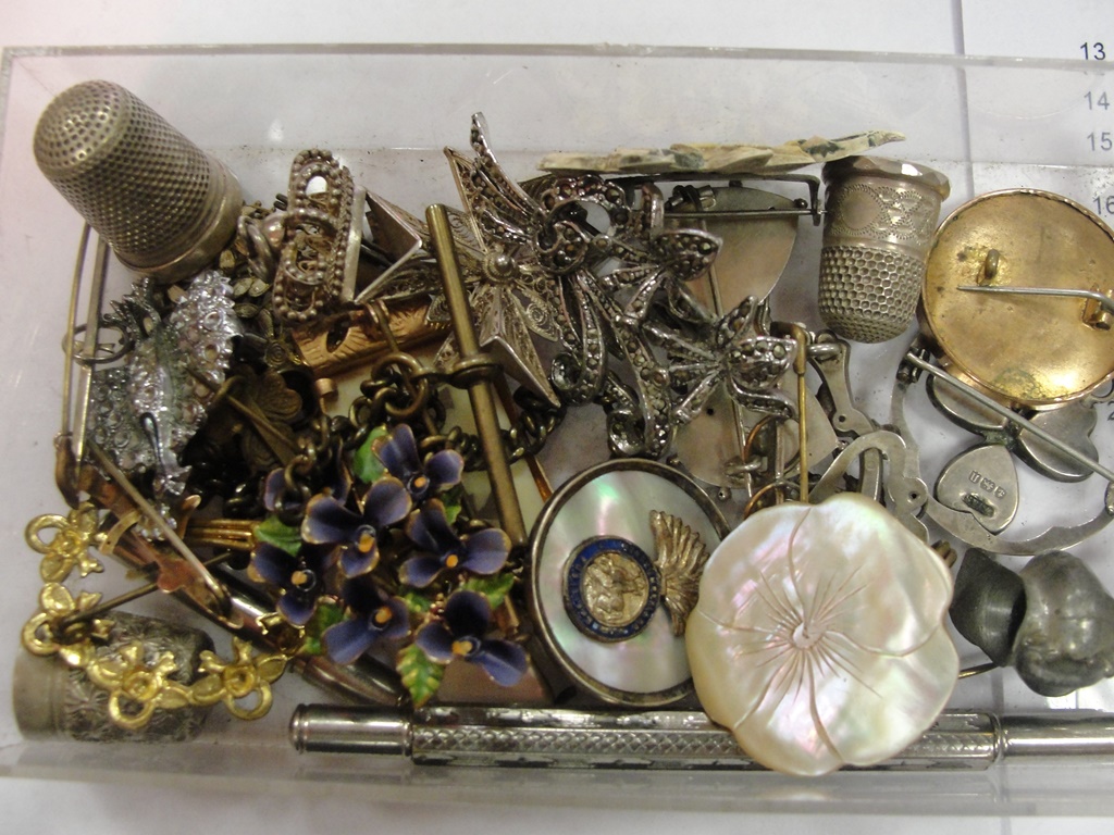 A quantity of vintage dress jewellery to