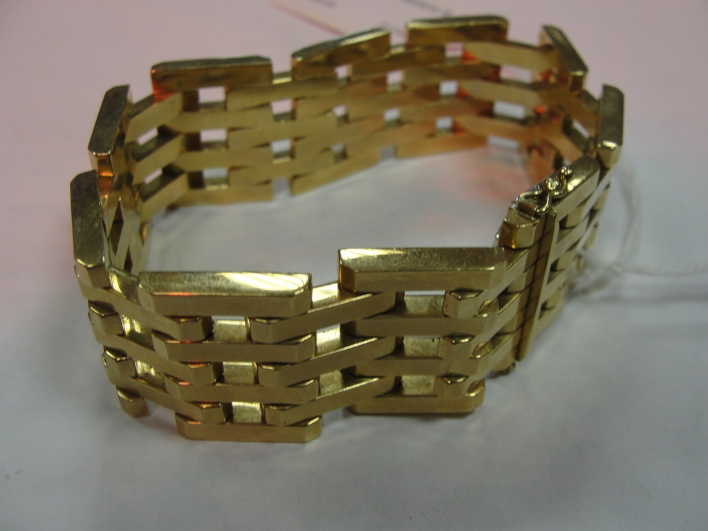 A 14k articulated bracelet