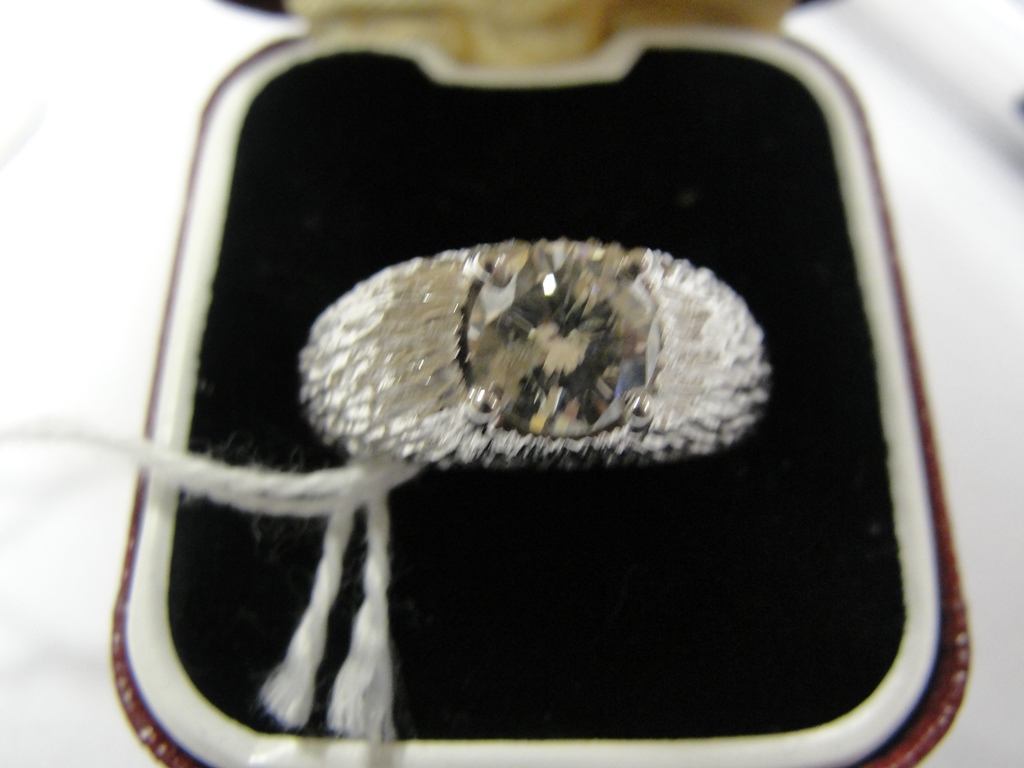 An 18ct white gold diamond solitaire: 1c