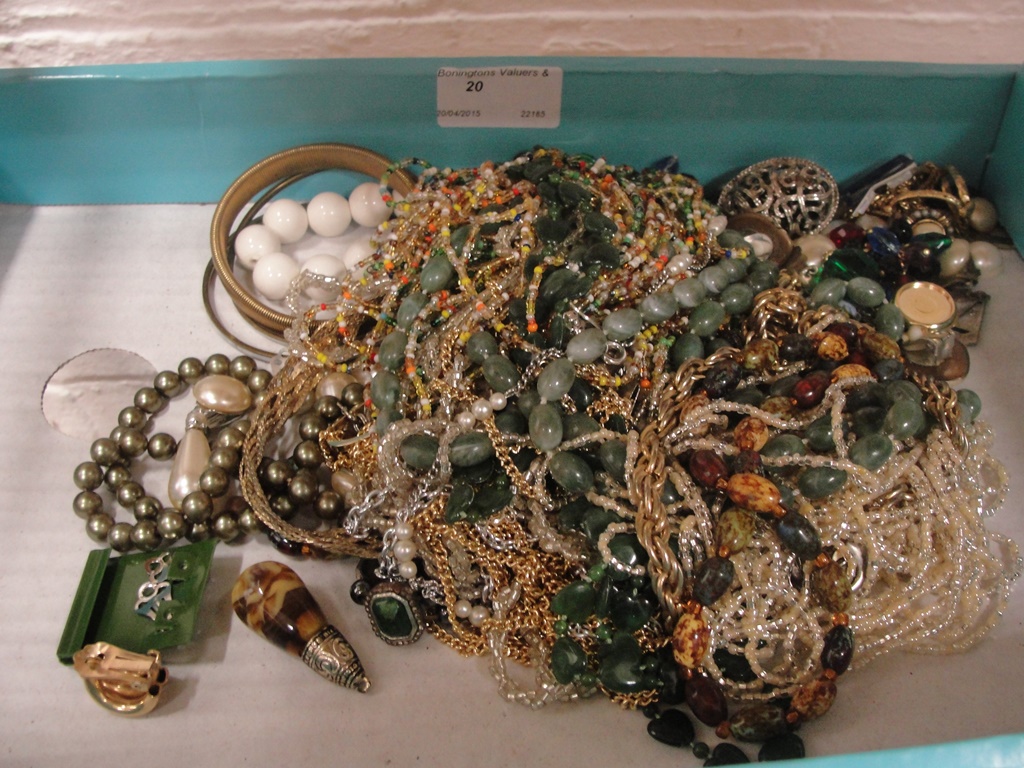 A quantity of dress jewellery