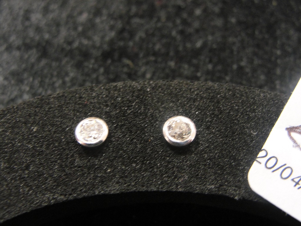 0.28 rub-over : ear studs: 9ct diamond - Image 2 of 2