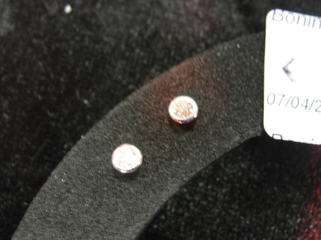 0.28 rub-over : ear studs: 9ct diamond