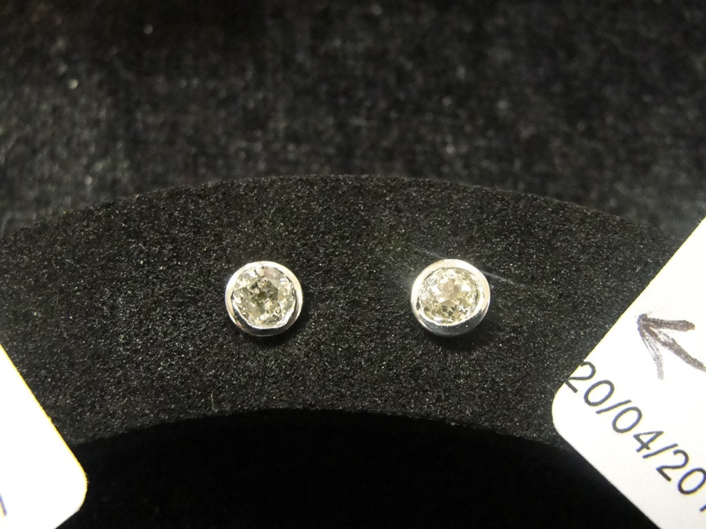 0.48 rub-over : ear studs: 9ct diamond - Image 2 of 2