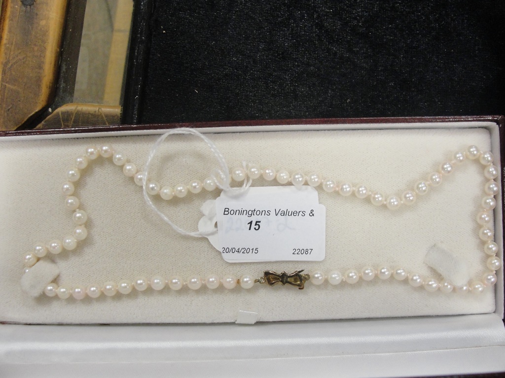 A single strand of pearls (boxed)