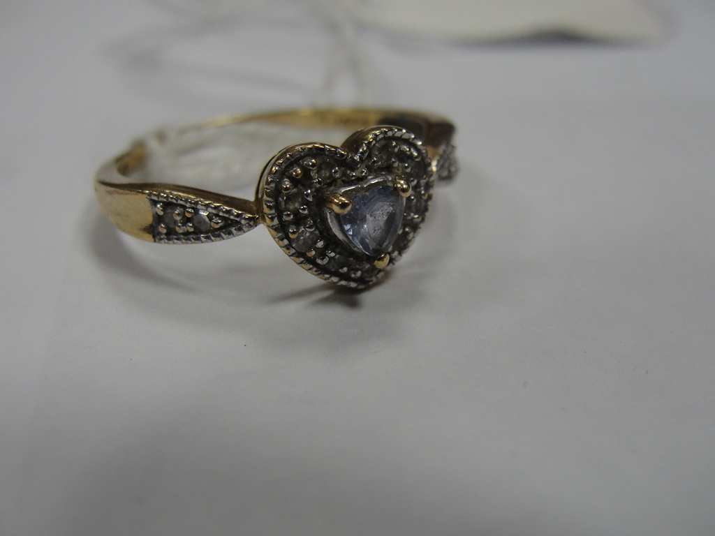 A 9ct heart-shaped dress ring