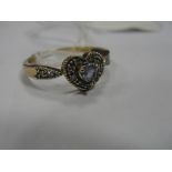A 9ct heart-shaped dress ring