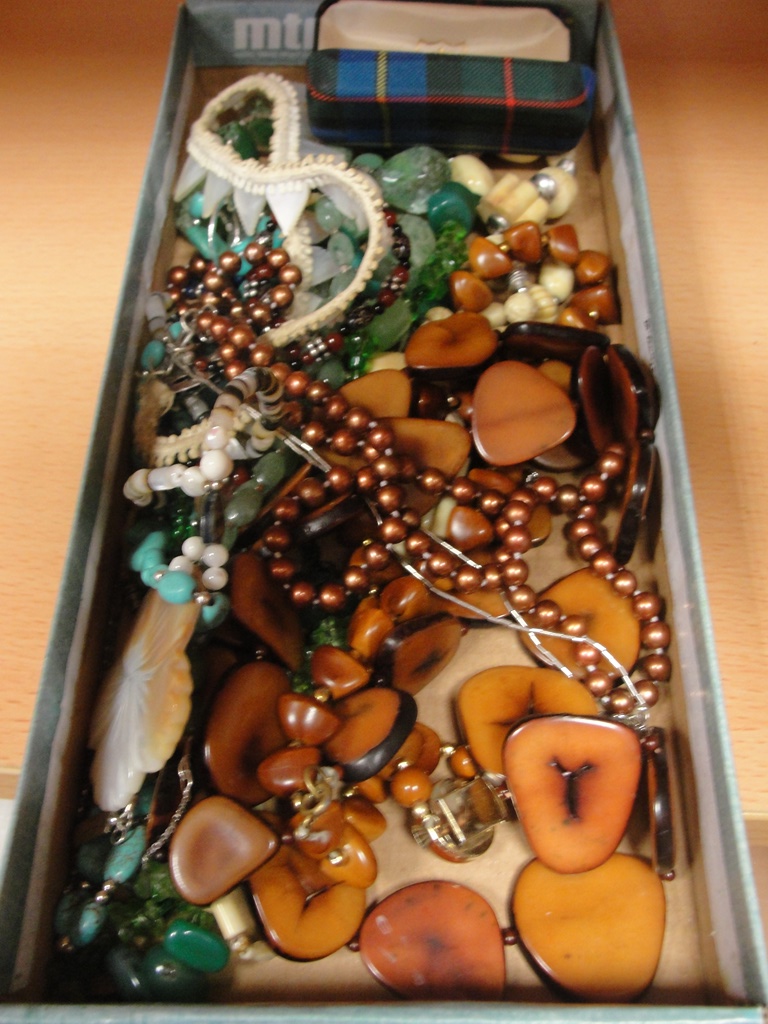 A quantity of dress jewellery