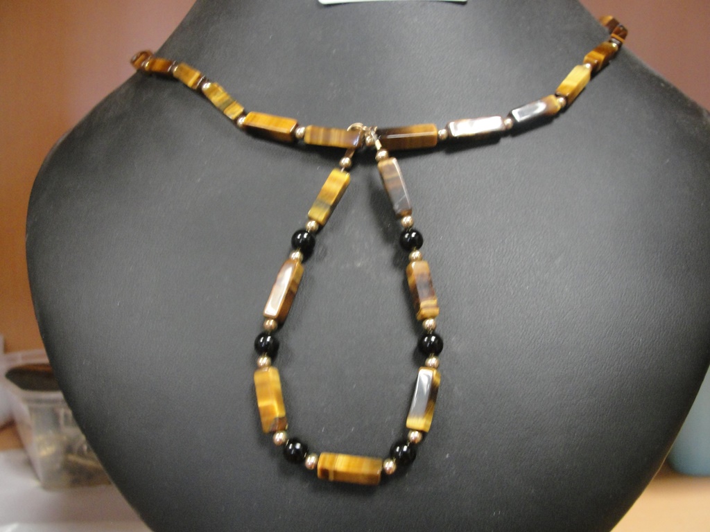 A tiger's eye bracelet and necklace with gold clasp