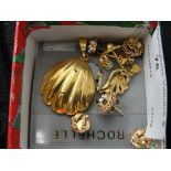 A quantity of gold earrings and pendants