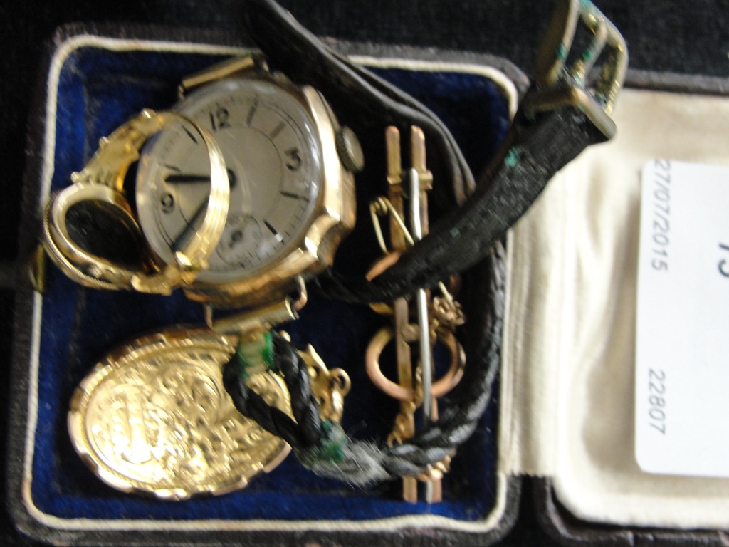 A quantity of 9ct gold items to inc a pendant, watch,