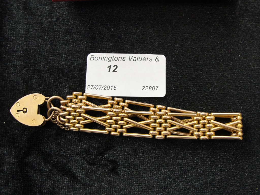 A 9ct gate bracelet