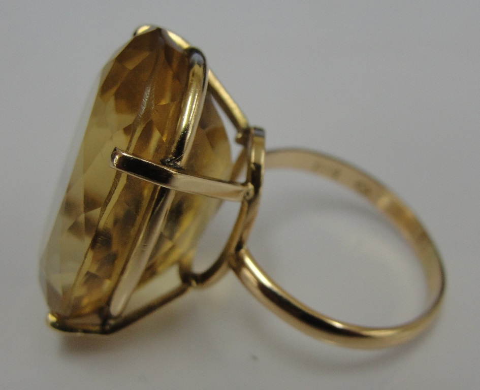 An 18ct ring set with oval cut lemon topaz: approx 20 plus carats