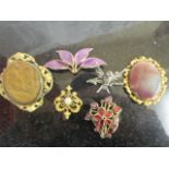 Six brooches to inc.