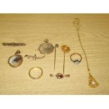 A quantity of 9ct and 15ct brooches and pendants