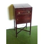 A Georgian mahogany washstand .