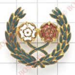 31st Division WW1 “battle badge”.Crossed white and red roses within a green enamel wreath. The