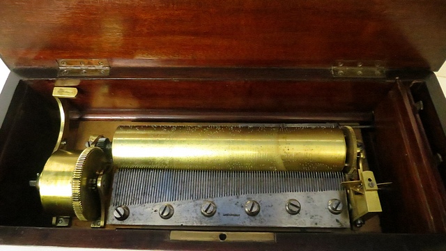 An Andre Savalle musical box in a later rosewood case - Image 2 of 2