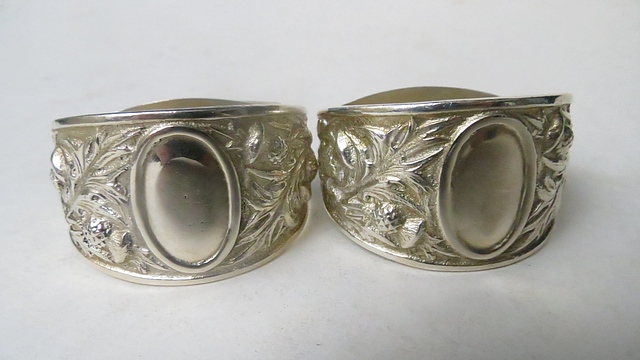 A pair of Glasgow silver thistle pattern napkin rings, Glasgow 1946