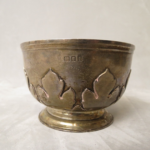 An early 20th century silver bowl with raised decoration on a circular base, London 1920, 4 - Image 2 of 2
