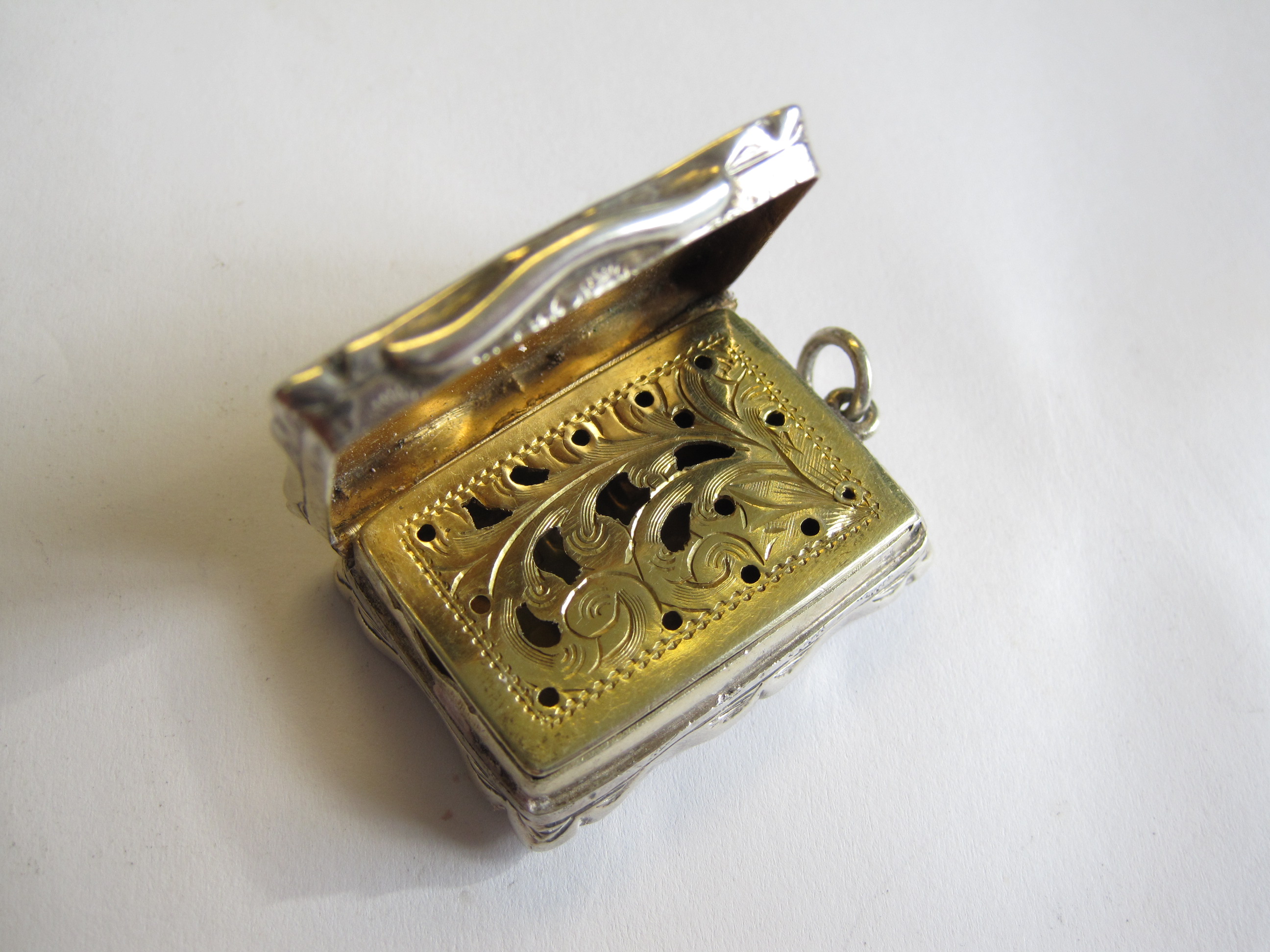 A Victorian silver Vinaigrette with bright-cut engraving and initials to cartouche, Birmingham 1892 - Image 2 of 3