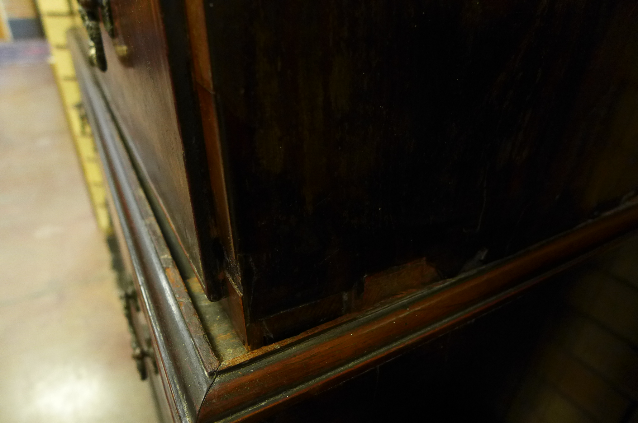 An 18th Century mahogany Chest on Chest of six long graduated drawers with Greek key frieze and - Image 6 of 8