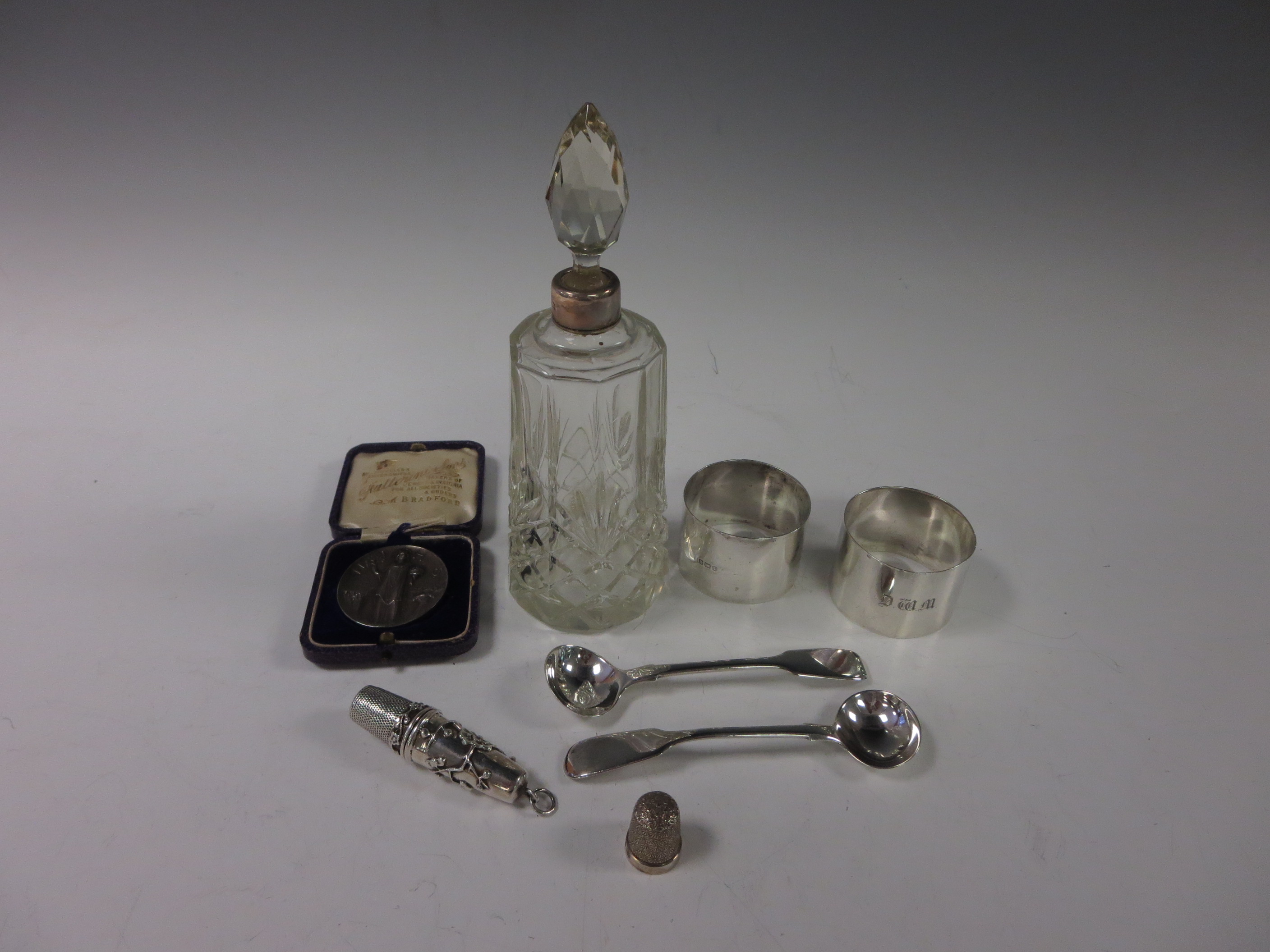 Pair of silver Napkin Rings, Chinese white metal Etui, Thimble, two Condiment Spoons, silver mounted - Image 2 of 2