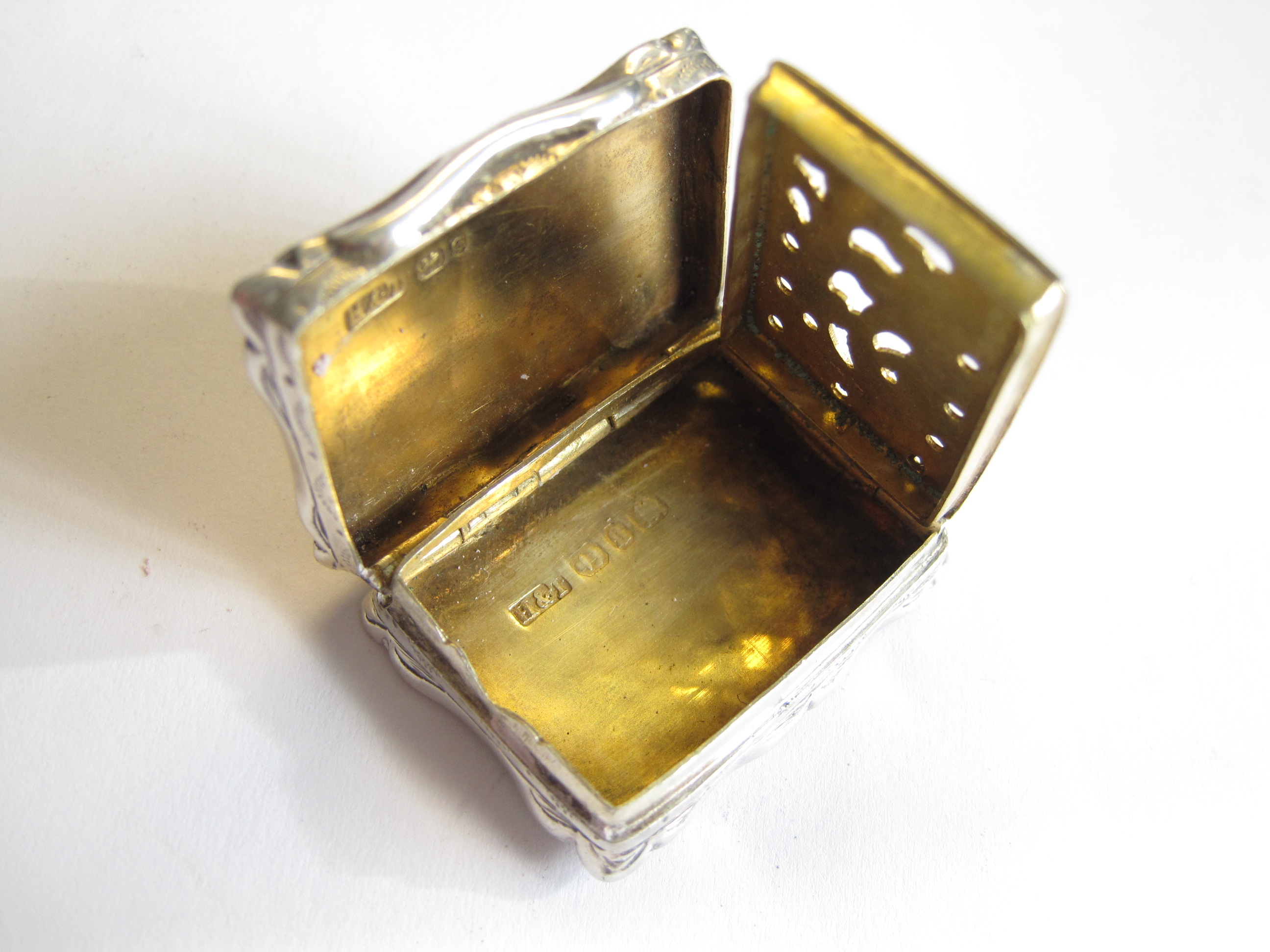 A Victorian silver Vinaigrette with bright-cut engraving and initials to cartouche, Birmingham 1892 - Image 3 of 3