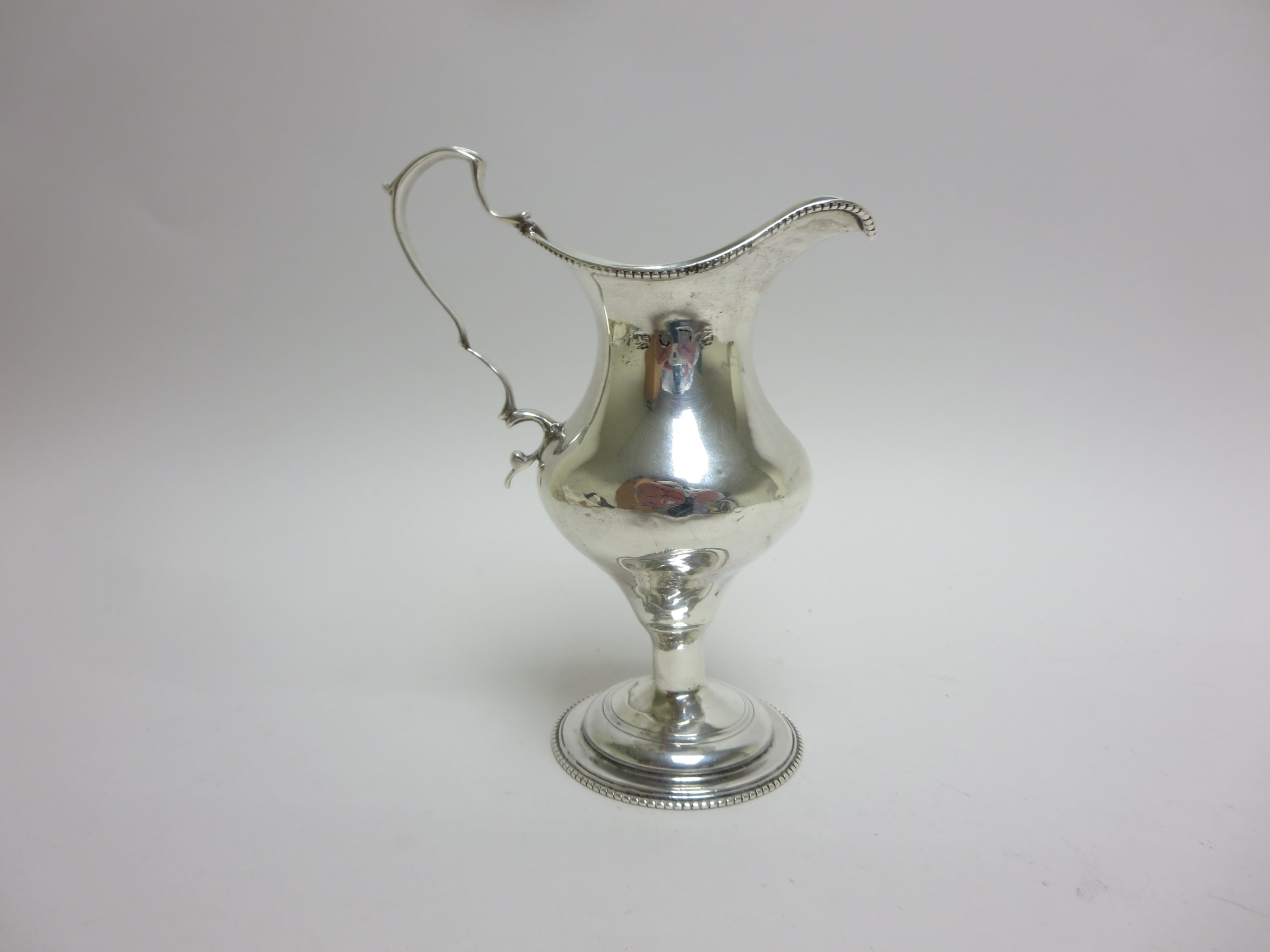 A George III silver pedestal Cream Jug with beaded rim, scroll handle, London 1774 - Image 2 of 2